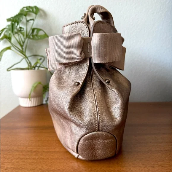 ♦️SOLD♦️ Salvatore Ferragamo Metallic Gold Beige Leather Bow Hobo Bronze Bag - Picture 4 of 16